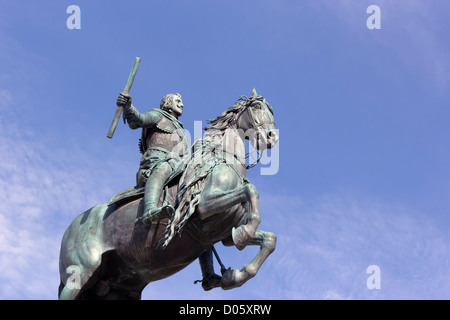 Plaza de Oriente, Madrid, Spanien. Reiterstandbild von Philipp IV. von Pietro Tacca. Stockfoto