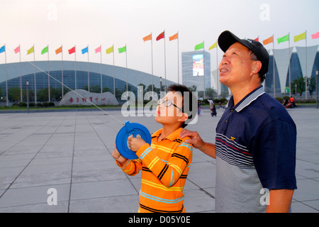 Shanghai China, Pudong Xin District, Oriental Sports Center, Asian man men Male adult adults, Senior seniors Citizens, Großvater, Papa, junge Jungen, mal Stockfoto