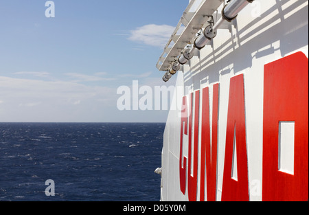 Cunard-Logo auf dem Hafenbalken des Kreuzfahrtschiffs RMS Queen Mary 2 in der Biskaya Stockfoto