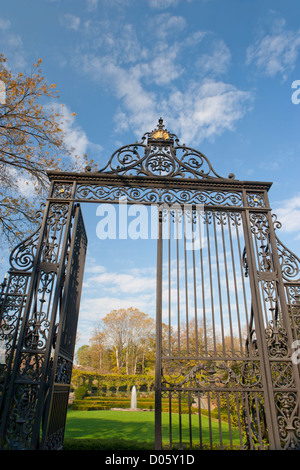 Auf der Suche durch das Vanderbilt-Tor in den Wintergarten, New York City, New York, USA Stockfoto