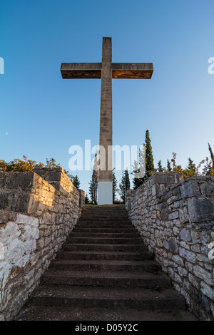 Das große monumentale Kreuz Pigada in Griechenland, errichtet zur Erinnerung an die Opfer des Bürgerkriegs Stockfoto