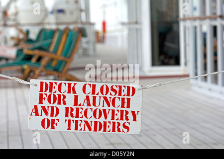 Beachten Sie auf dem Deck des Kreuzfahrtschiffes Queen Mary 2.  Deck geschlossen für eine Mannschaft Sicherheit Übung mit Einleitung Ausschreibungen und Rettungsboote. Stockfoto