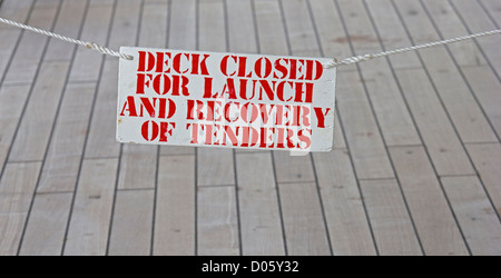 Beachten Sie auf dem Deck des Kreuzfahrtschiffes Queen Mary 2.  Deck geschlossen für eine Mannschaft Sicherheit Übung mit Einleitung Ausschreibungen und Rettungsboote. Stockfoto