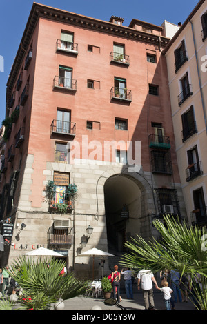 Madrid, Spanien. Arco de Cuchilleros führt in der Plaza Mayor, gesehen von La Cava de San Miguel. Stockfoto