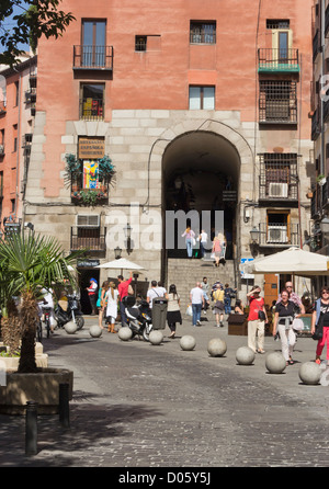 Madrid, Spanien. Arco de Cuchilleros führt in der Plaza Mayor, gesehen von La Cava de San Miguel. Stockfoto