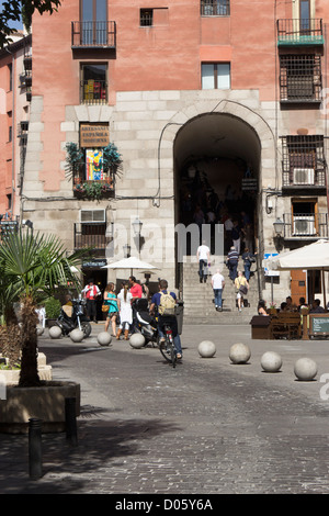 Madrid, Spanien. Arco de Cuchilleros führt in der Plaza Mayor, gesehen von La Cava de San Miguel. Stockfoto