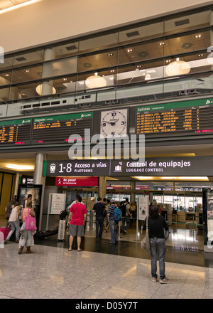 Maria Zambrano Train Station, Malaga, Costa Del Sol, Spanien. Passagiere in der Station, den Hochgeschwindigkeitszug AVE zu fangen Stockfoto