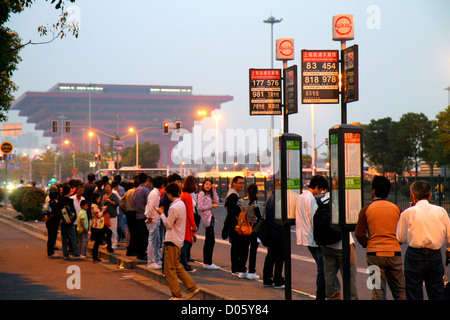 Shanghai China, chinesischer Pudong Xin Bezirk, Shangnan Straße, asiatischer Mann Männer, Frau Frauen, China Pavilion Expo 2010, Gebäude, Bushaltestelle, Pendler, du Stockfoto