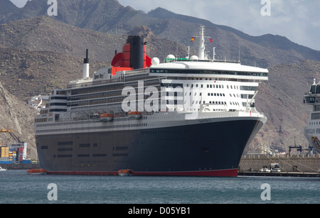 Cunard cruise Liner, die RMS Queen Mary 2 auf Teneriffa auf den Kanarischen Inseln angedockt Stockfoto