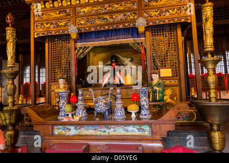 Ein Altar im Chenghuang Miao oder City God Temple in Yu Yuan Gardens Basar Shanghai, China Stockfoto