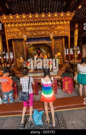 Menschen beten Chenghuang Miao oder City God Temple in Yu Yuan Gardens Basar Shanghai, China Stockfoto