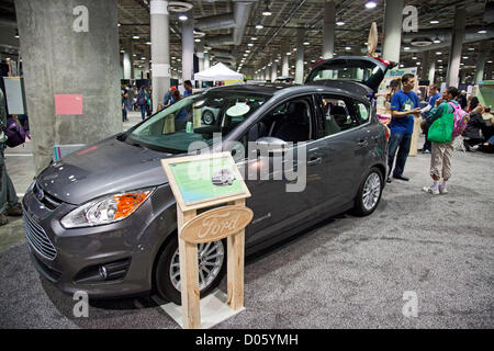 Los Angeles, Kalifornien, USA. 17. November 2012. 2013 Ford C-Max Hybrid-Fahrzeug. Los Angeles-Green-Festival fand am 17. November 2012 im LA Convention Center statt.  Das Festival wurden hunderte Aussteller und Gemeinschaft Umweltschutzorganisationen, Dutzende von Lautsprechern, Demonstrationen am Selbermachen Seminare und viele Aktivitäten für Kinder und Erwachsene gleichermaßen. Los Angeles, Kalifornien, USA Stockfoto