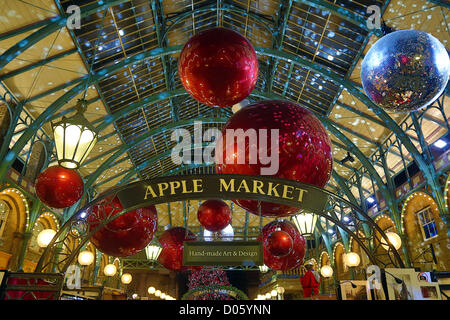 UK, London. 18. November 2012. Riesige rote Xmas Kugeln und Glitzer Kugeln, der Covent Garden Market Christmas Decorations Stockfoto