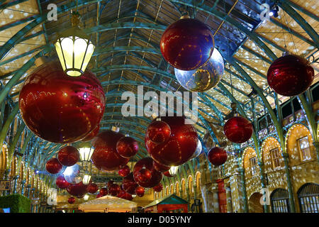 UK, London. 18. November 2012. Riesige rote Xmas Kugeln und Glitzer Kugeln, der Covent Garden Market Christmas Decorations Stockfoto