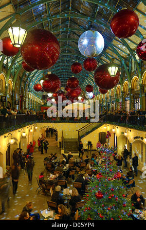 UK, London. 18. November 2012. Riesige rote Xmas Kugeln und Glitzer Kugeln, der Covent Garden Market Christmas Decorations Stockfoto