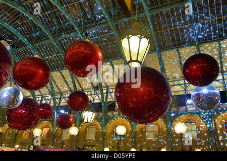 UK, London. 18. November 2012. Riesige rote Xmas Kugeln und Glitzer Kugeln, der Covent Garden Market Christmas Decorations Stockfoto