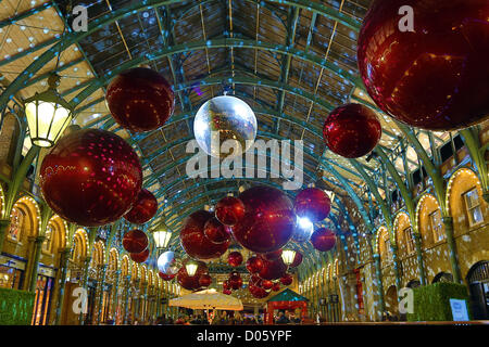 UK, London. 18. November 2012. Riesige rote Xmas Kugeln und Glitzer Kugeln, der Covent Garden Market Christmas Decorations Stockfoto