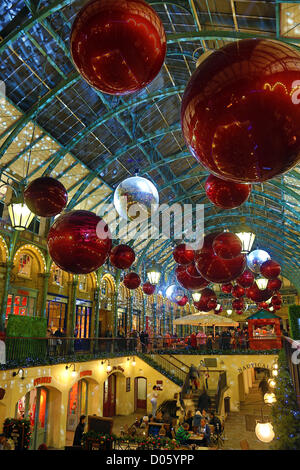 UK, London. 18. November 2012. Riesige rote Xmas Kugeln und Glitzer Kugeln, der Covent Garden Market Christmas Decorations Stockfoto