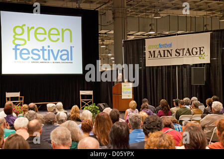 Los Angeles, Kalifornien, USA. 17. November 2012. Amy Goodman spricht und melden Sie Kopien ihres Buches auf der Los Angeles Green Festival am 17. November 2012 im LA Convention Center stattfand.  Das Festival wurden hunderte Aussteller und Gemeinschaft Umweltschutzorganisationen, Dutzende von Lautsprechern, Demonstrationen am Selbermachen Seminare und viele Aktivitäten für Kinder und Erwachsene gleichermaßen. Los Angeles, Kalifornien, USA Stockfoto