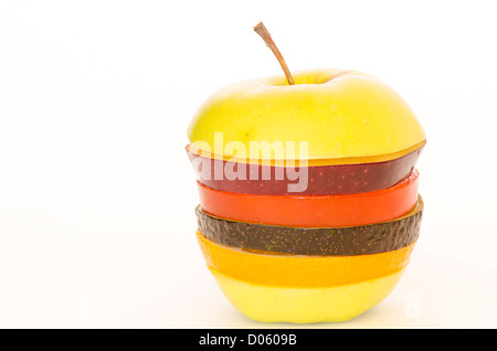 Stapel von verschiedenen FRUCHTSCHEIBEN auf weißem Hintergrund Stockfoto