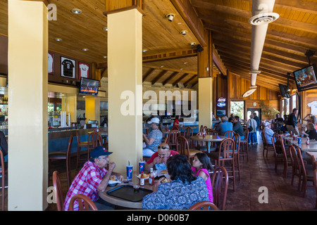 Kleine Stadt von Cambria am Highway 1, San Luis Obispo County, Kalifornien. Main Street Grill. Stockfoto