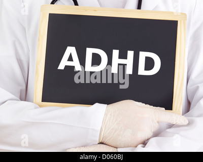 Arzt zeigt Informationen zur Tafel: ADHS Stockfoto