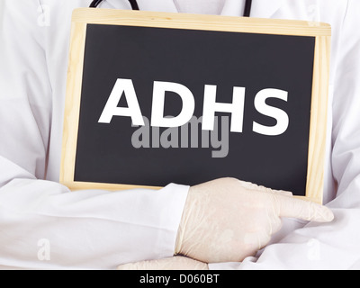 Arzt zeigt Informationen zur Tafel: Adhs Stockfoto