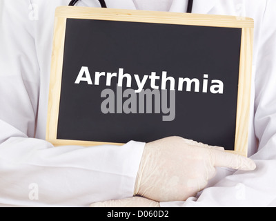 Arzt zeigt Informationen zur Tafel: Arrhythmie Stockfoto