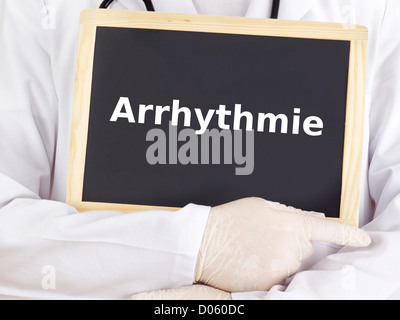 Arzt zeigt Informationen zur Tafel: Arrhythmie Stockfoto