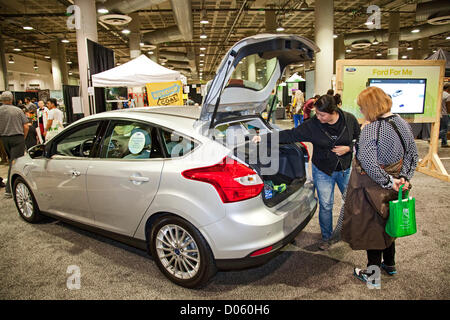 Los Angeles, Kalifornien, USA. 17. November 2012. Ford 2012 Focus BEV, Elektro-Fahrzeug. Los Angeles-Green-Festival fand am 17. November 2012 im LA Convention Center statt.  Das Festival wurden hunderte Aussteller und Gemeinschaft Umweltschutzorganisationen, Dutzende von Lautsprechern, Demonstrationen am Selbermachen Seminare und viele Aktivitäten für Kinder und Erwachsene gleichermaßen. Los Angeles, Kalifornien, USA Stockfoto