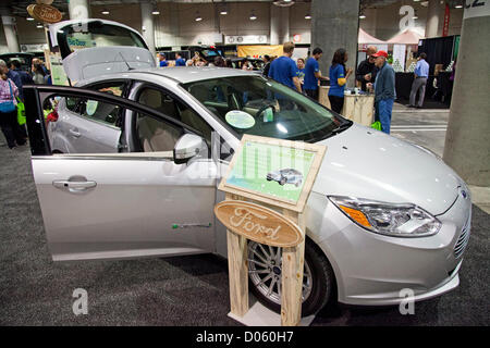 Los Angeles, Kalifornien, USA. 17. November 2012. Ford 2012 Focus BEV, Elektro-Fahrzeug. Los Angeles-Green-Festival fand am 17. November 2012 im LA Convention Center statt.  Das Festival wurden hunderte Aussteller und Gemeinschaft Umweltschutzorganisationen, Dutzende von Lautsprechern, Demonstrationen am Selbermachen Seminare und viele Aktivitäten für Kinder und Erwachsene gleichermaßen. Los Angeles, Kalifornien, USA Stockfoto