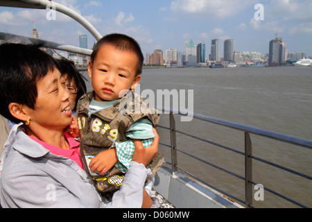 Shanghai China, chinesischer Huangpu Fluss, Jinling East Road Dongchang Road Fähre, Passagierfahrer Reiter, asiatische Großmutter, Frau weibliche Frauen, Junge Stockfoto