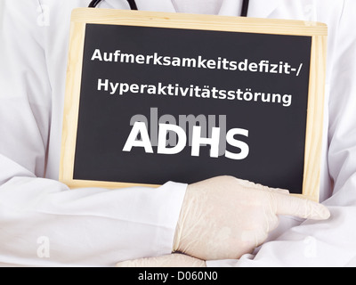 Arzt zeigt Informationen zur Tafel: Adhs Stockfoto