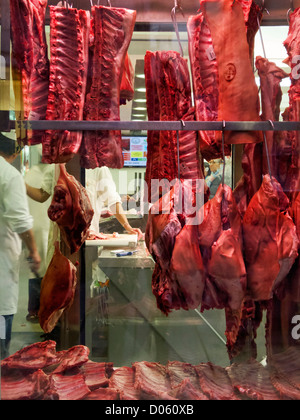 Örtlichen Metzgerei mit raw cuts von Fleisch in der storefront Stockfoto