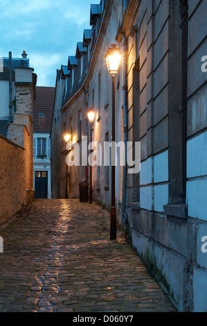 Ruelle aux Chats (Cat Alley). Eine dunkle Gasse in die Gassen von Montlhery, Sat-Stadt am südlichen Stadtrand von Paris verlassen. Frankreich.