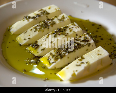 Teller mit frischen weißen Käse (Queijo Fresco) mit Oregano und Olivenöl als Vorspeisen Stockfoto