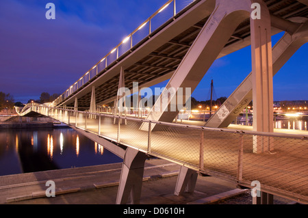 Paris-Brücken. Die neue Passerelle Simone-de-Beauvoir-Steg überquert am Ufer, am Bibliothèque François-Mitterrand in Paris, Frankreich. Stockfoto