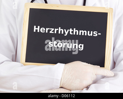 Arzt zeigt Informationen zur Tafel: Arrhythmie Stockfoto