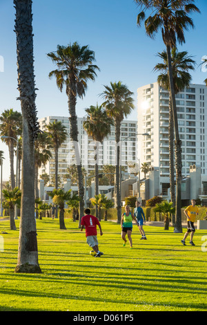 Santa Monica, Los Angeles Oceanside Resort - Apartment Block Entwicklung. Kolonie von Meer und Küste Türmen, Volkspark, Fußball-Spiel. Stockfoto