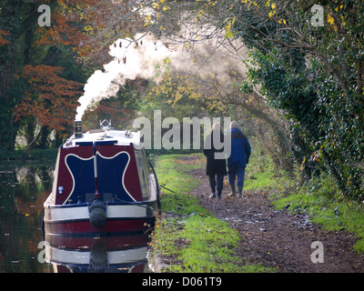 Ein paar zu Fuß entlang eines Kanals Leinpfad im Herbst Stockfoto