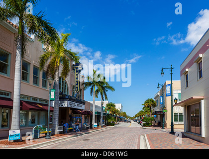 Historischen 2nd Street in der Innenstadt von Fort Pierce mit dem Sonnenaufgang-Theater auf der linken Seite, St. Lucie County, Treasure Coast, Florida, USA Stockfoto