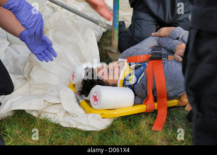 Mann auf einer Trage in einer Halskrause nach einer Verletzung, Stockfoto