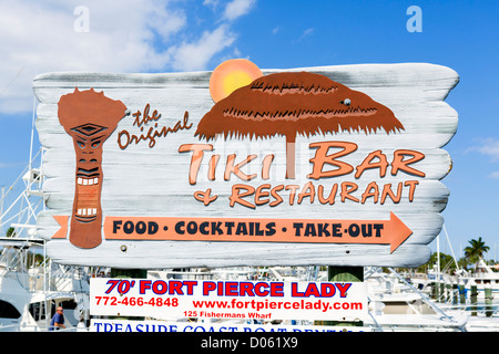 Tiki-Bar-Zeichen in der Marina, Fort Pierce, St. Lucie County, Treasure Coast, Florida, USA Stockfoto