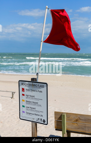 Eine rote Fahne-Warnung vor dem Schwimmen, Fort Pierce Inlet State Park, St. Lucie County, Treasure Coast, Florida, USA Stockfoto