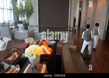 Shanghai China, Chinesisches Pudong Lujiazui Finanzviertel, Shanghai World Financial Center, Zentrum, Park Hyatt, Hotel, Lobby, Angestellte, Uniform, China1210070 Stockfoto