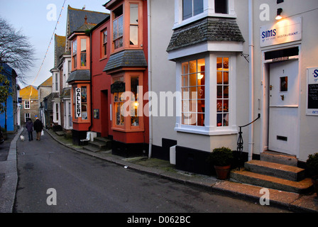 Straße mit Restaurants und Galerien, Sonnenuntergang, Meer, Küstenstadt, St. Ives, Cornwall, England, UK Stockfoto
