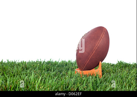 Fußball t-Shirt auf dem grünen Rasen wartet eine Kick-off. Weißen Hintergrund für die Platzierung der Kopie. Stockfoto