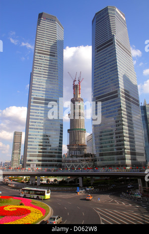 Shanghai China, chinesisches Pudong Lujiazui Finanzviertel, Lujiazui East Road, Lujiazui Fußgängerbrücke, Blick von, Shanghai IFC North South Tower, Shang Stockfoto