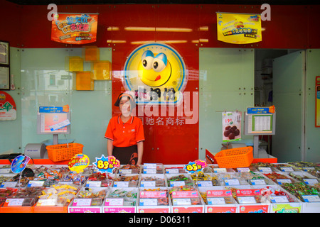 Shanghai China, chinesisches Huangpu-Viertel, Fuxing East Road, Süßwarengeschäft, Schokolade, Kleinunternehmen, asiatische Frauen, arbeitende Arbeiter, em Stockfoto