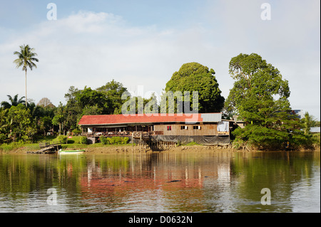 Restaurant am Ufer des Kinabatangan Fluss, Sabah, Borneo Stockfoto